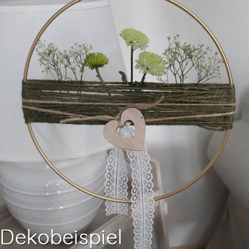 Dekobeispiel für 20 Meter Tischband Vintage Spitze in Weiß, 28 mm.
