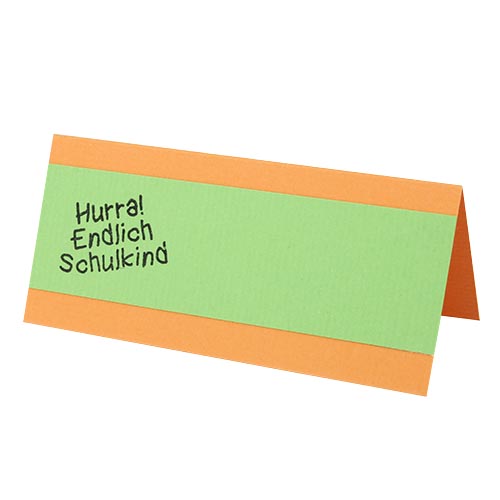 Tischkarte zur Einschulung -Hurra! Endlicht Schulkind- in Apricot/Hellgrün.