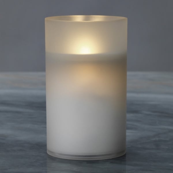 Die Duni LED Leuchte Element mit flackernder „Flamme“ und einer Brenndauer von 20.000 Stunden besteht aus einem unzerbrechlichen, glatten und gefrosteten Material.