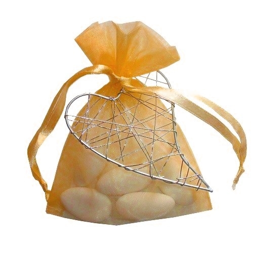 Gastgeschenk Mandelsäckchen Organza in Goldgelb mit Herz in Silber.