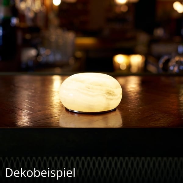 Duni LED-Tischlampe Alaea, kabellos und wiederaufladbar, modernes Design, auf Holztisch, warmes stimmungsvolles Licht.