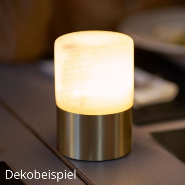 Duni LED-Tischlampe Fleur, kabellos und wiederaufladbar, modernes Design, auf Holztisch, warmes stimmungsvolles Licht.
