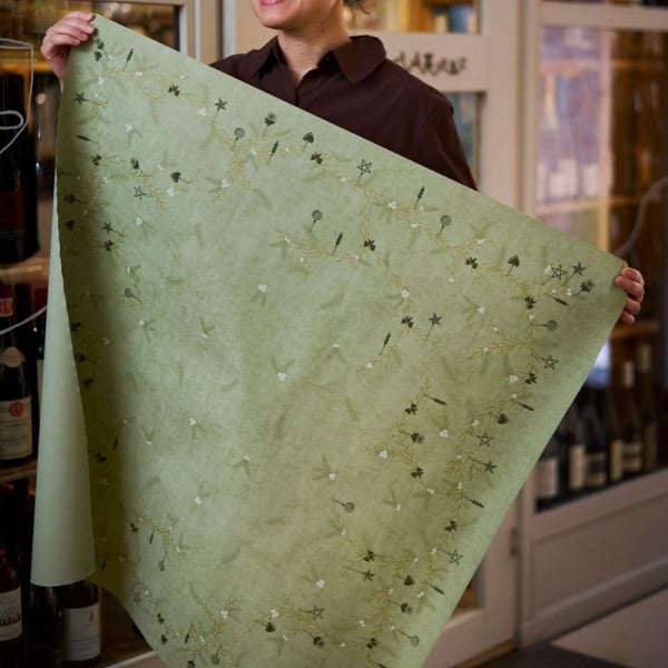 Bio Dunicel® Mitteldecke Noel Pistachio in Grün mit dezentem Weihnachtsmuster, aufgefaltet präsentiert.