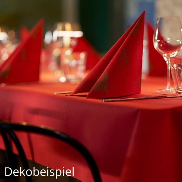Festlich gedeckter Tisch mit rotem Tischtuch und gefalteten Servietten Shimmer Trees von Duni.