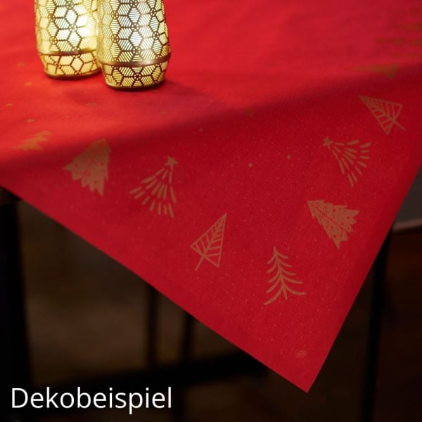 Nahaufnahme einer roten Tischdecke Shimmer Trees mit goldenen Tannenbäumen und Kerzendeko.