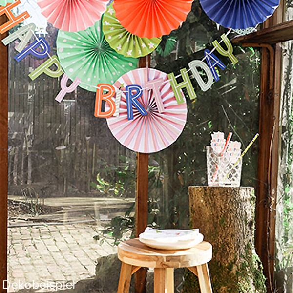 Dekobeispiel für eine bunte Geburtstagsdeko.