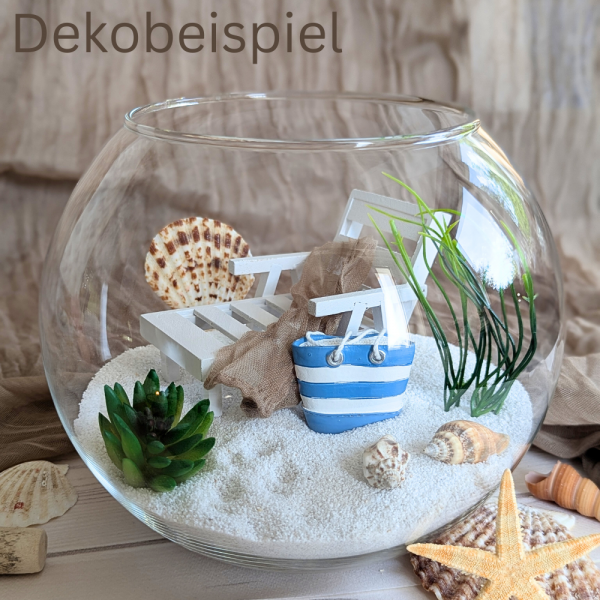 Dekobeispiel mit Kugelvase und maritimem Strand