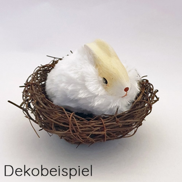 Dekobeispiel Hase Flöckchen mit flauschigem Kunstfell, 70 mm in einem kleinen Nest.