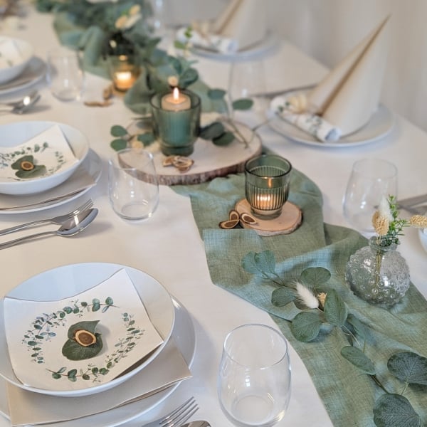 Tischdekoration mit Eukalyptus Tischläufer mit Dekorationselementen