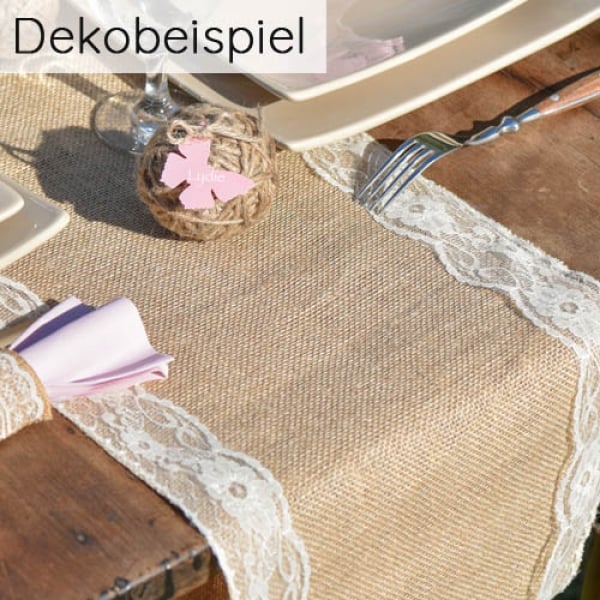 Dekobeispiel für 2 Meter Vintage Jute Tischläufer mit weißer Spitze, 27,5 cm.