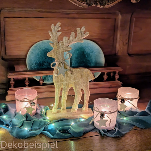 Weihnachtliches Dekobeispiel mit dem Holz Hirsch mit Sternanhänger, auf Sockel, 32 cm.