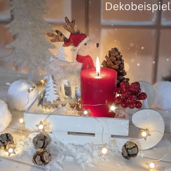 Dekobeispiel mit dem Filz Winter Hirsch mit Mütze & Schal, Blick nach vorne, 17 cm.