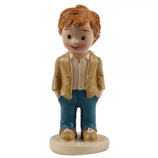Dekofigur eines lächelnden Jungen mit rötlichem Haar, beigem Sakko und einer blauen Hose.