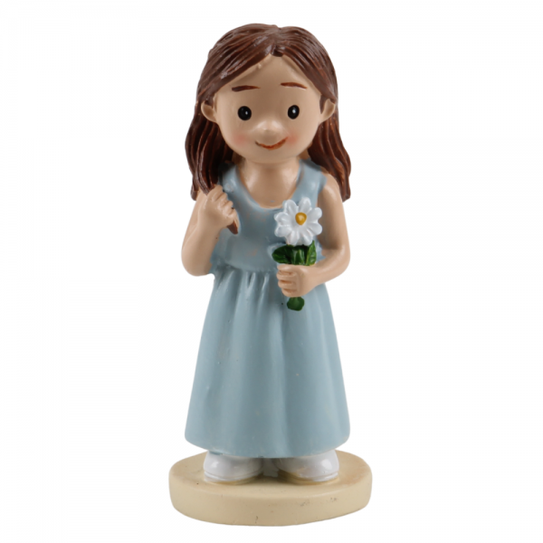 Niedliche Dekofigur eines lächelnden Mädchens im hellblauen Kleid mit einer weißen Blume.