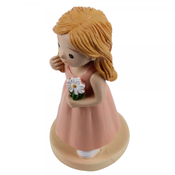 Liebevolle Dekofigur, lächelndes Mädchen im pfirsichrosa Kleid mit einer weißen Margeriten-Blüte.