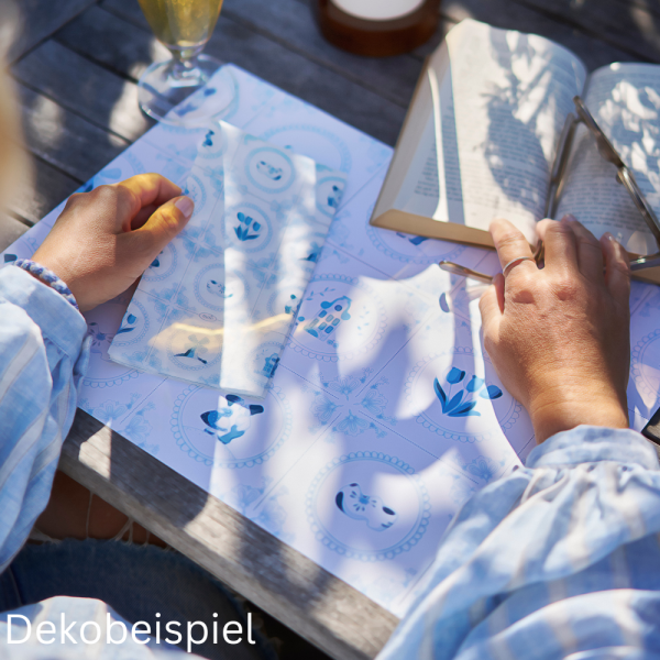 Duni Serviette und Tischset Dutch Charm mit blauem Holland-Motiv im Delfter Kachel-Stil auf einem Tisch.