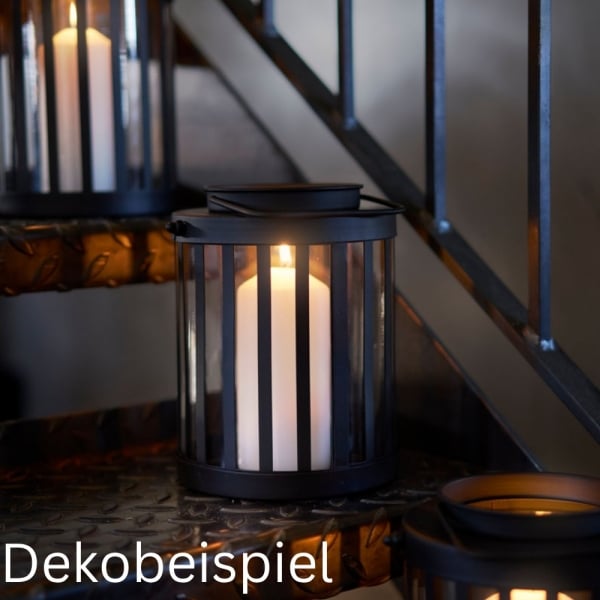 Dekobeispiel mit der Duni Metall Laterne Fyr mit Glaseinsatz, 21 cm.