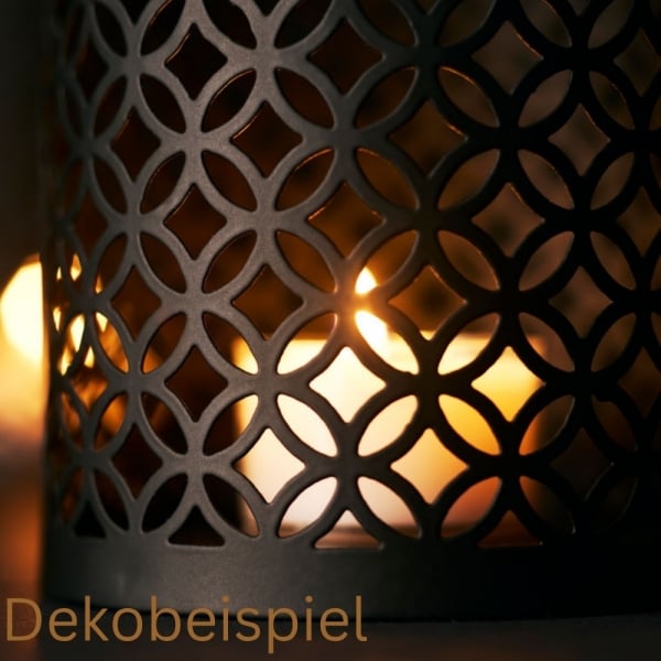 Nahaufnahme mit Teelicht von dem Duni Metall Kerzenhalter Taj.