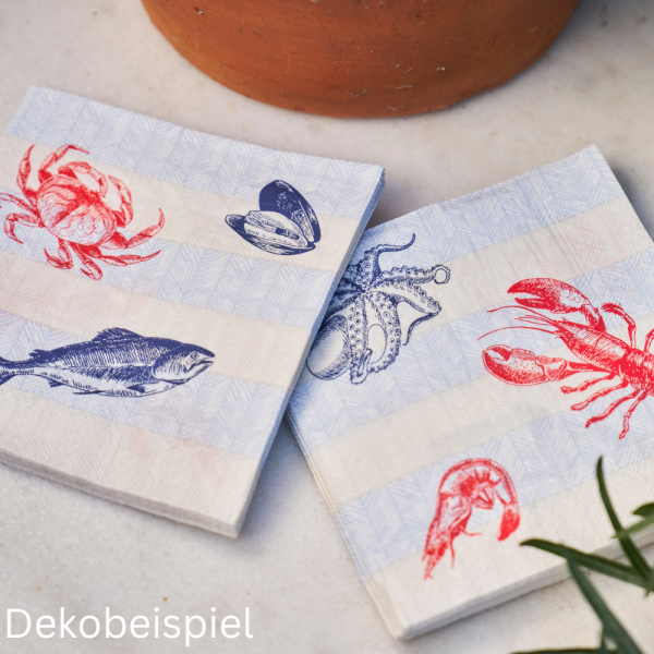 Stapel von Papierservietten mit verschiedenen Meeresmotiven wie Hummer, Krabbe und Fisch in Blau-Rot-Optik.