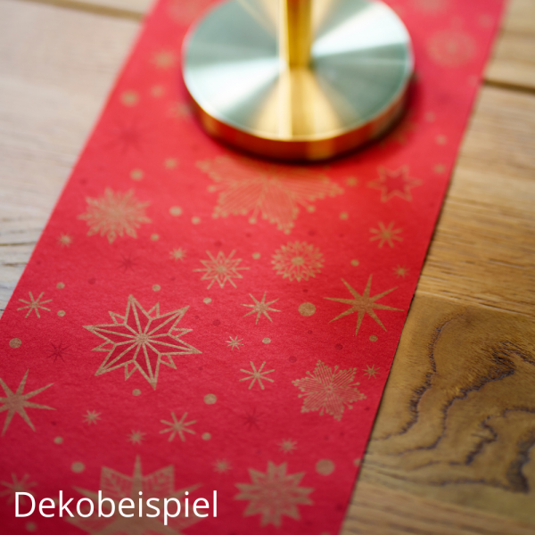 Nahaufnahme von dem Duni Bio Dunicel® Tischläufer Stargazing Red auf Holz Tisch.