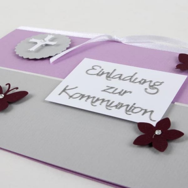 Einladungskarte Kommunion, Kreuz, Schmetterlinge, Blumen, in Flieder/Grau.
