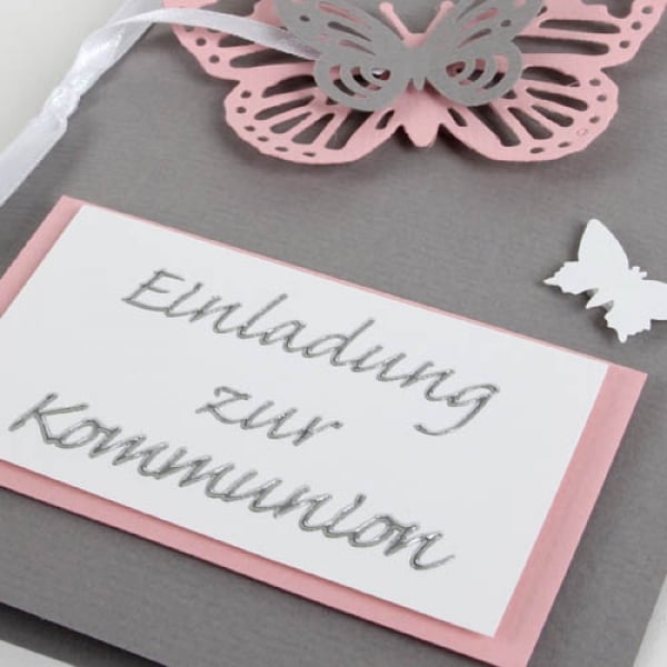 Einladungskarte Schmetterling zur Kommunion in Grau/Rosa.