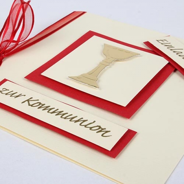 Einladungskarte zur Kommunion in Creme/Rot mit goldenem Kelch.
