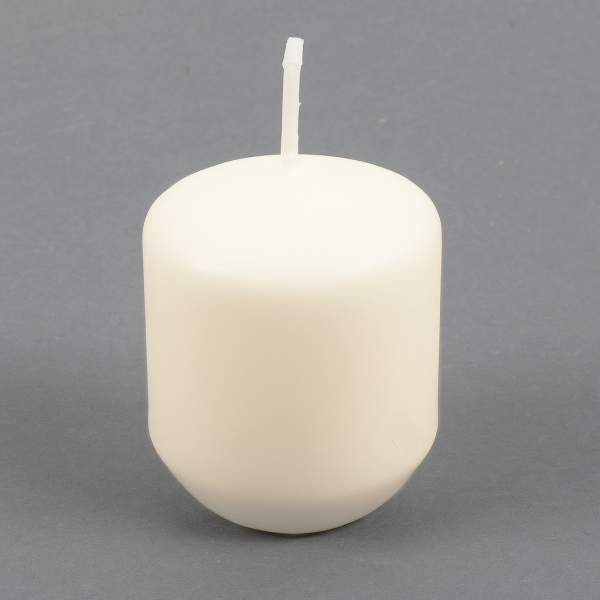 Gastrokerze mit Dochthalter in Wollweiß, 50 x 40 mm.