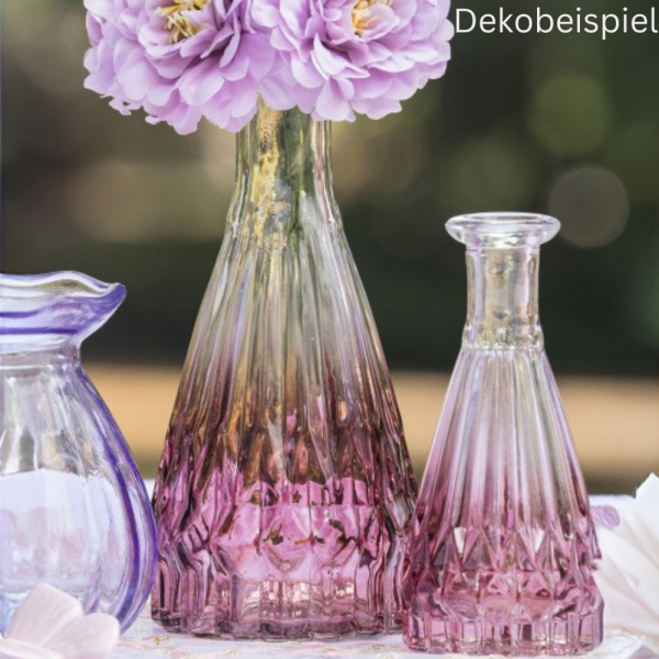 Dekobeispiel mit dem Glas Flaschen Väschen Classy Farbverlauf in Mauve/Klar in zwei Größen.