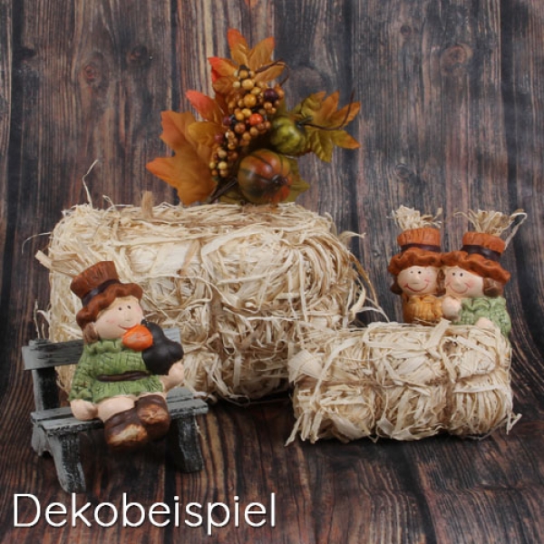 Herbstliches Dekobeispiel mit Deko Strohballen und kleinen Keramik Vogelscheuchen.