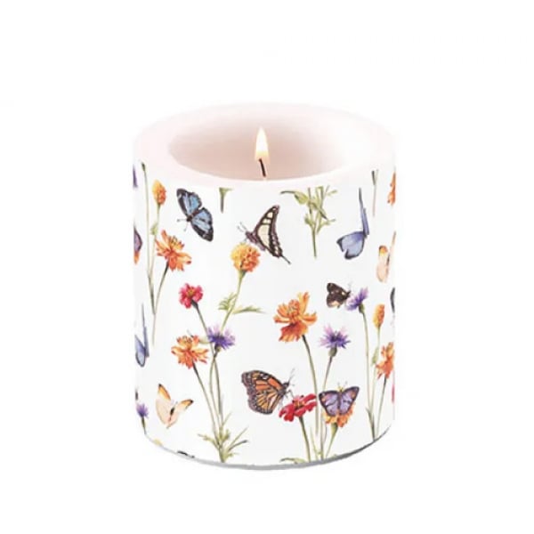 Weiße Tischkerze mit bunten Blumen und Schmetterlingen im Sommerdesign..