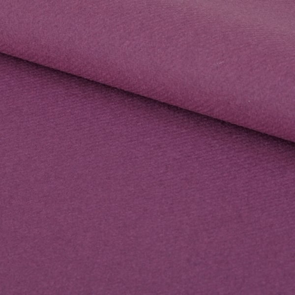 Nahaufnahme von der Premium Faltserviette in Aubergine, 40 x 40 cm, stoffähnlich, durchgefärbt.