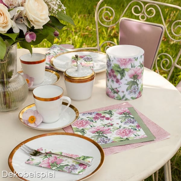 Dekobiespiel mit den Servietten und der Kerze Romantische Blumenpoesie.