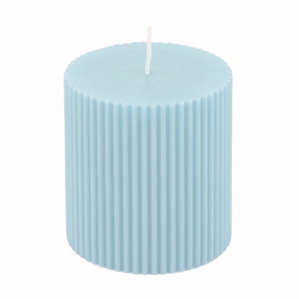 Stumpenkerze mit Rillen in Hellblau, 75 x 70 mm.