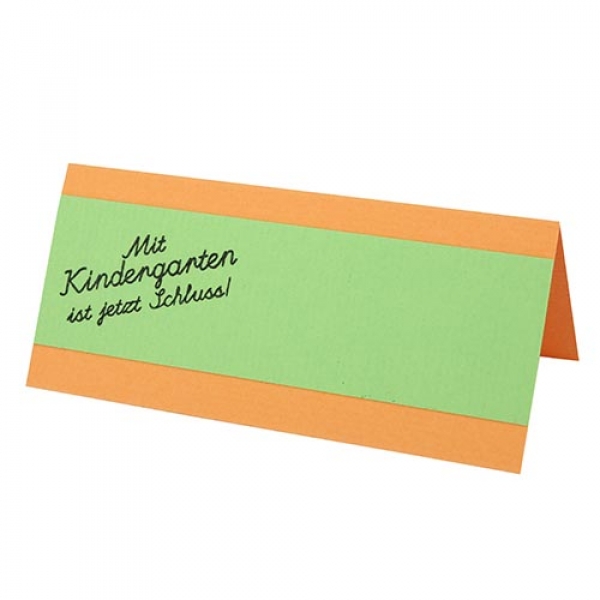 Tischkarte zur Einschulung -Mit Kindergarten ist jetzt Schluss!- in Apricot/Hellgrün.