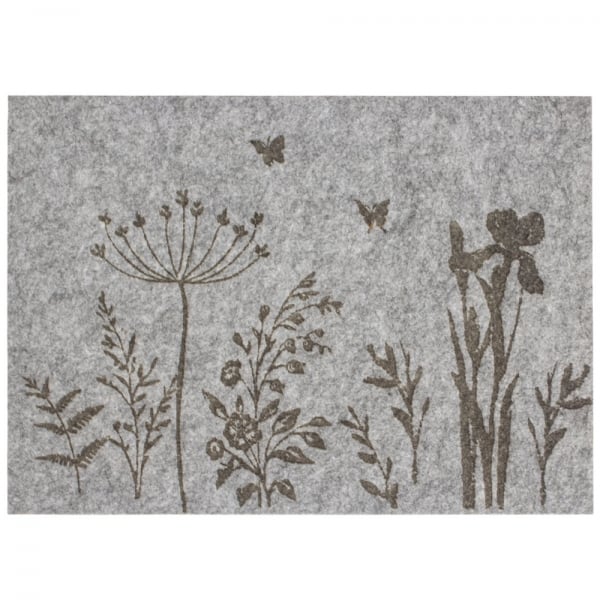 Rechteckiges graues Filz-Tischset mit dunklem Aufdruck von zarten Wildblumen, Farnen und fliegenden Schmetterlingen.