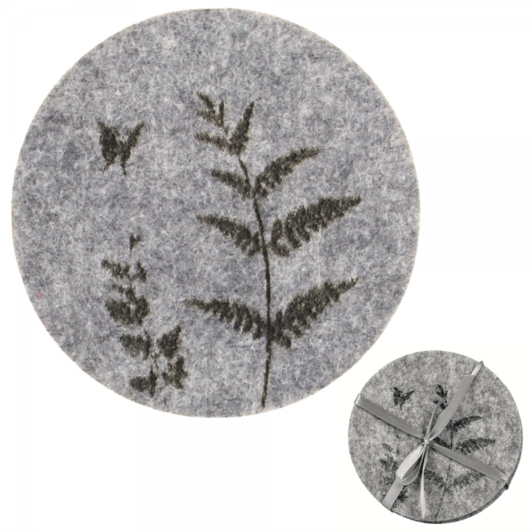 Sechs runde graue Filz-Untersetzer mit Farn-Motiv und Schmetterling, dekorativ mit Schleife gebunden.