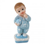Deko Baby Junge auf Kissen mit Ball in Hellblau, 10 cm