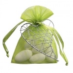 Gastgeschenk Mandelsäckchen Organza in Grün mit Herz in Silber