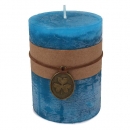 Stumpenkerze mit Banderole, Kleeanhänger, in Blau, durchgefärbt