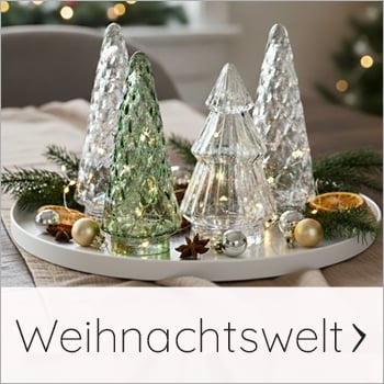 Tablett mit Tannenbäumen aus Glas weihnachtlich arrangiert