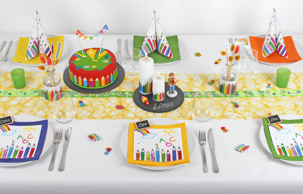 Bunt gedeckter Tisch mit Deko für den Schulanfang
