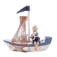 Maritimes Holzschiff mit Kind