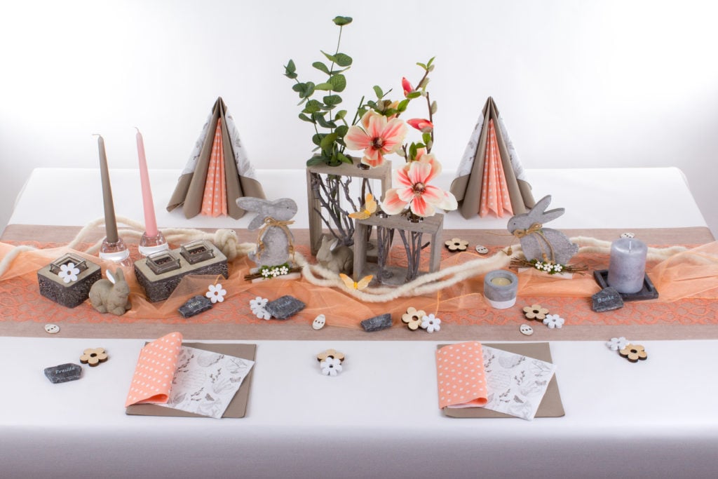 Tischdeko Frühling in apricot und greige