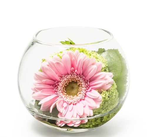 Tischdeko mit Blumen im Glas