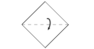 Falten Sie die Serviette einmal diagonal und falten Sie sie wieder auf, so dass Sie in der Mitteldiagonale eine Falte erhalten. Legen Sie die Serviette so vor